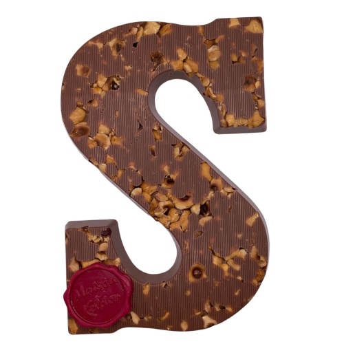 Gegoten hazelnoot chocoladeletter melk